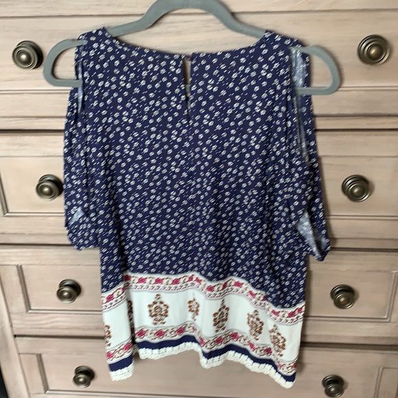 Top with open shoulder and flowy look. Very boho! - Picture 3 of 8